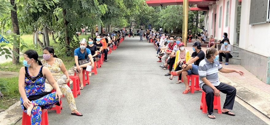 Người dân Bình Dương đi tiêm vắc xin ảnh: H.C