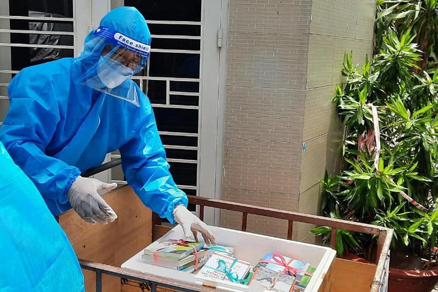 Sách gửi vào khu cách ly đã được khử khuẩn