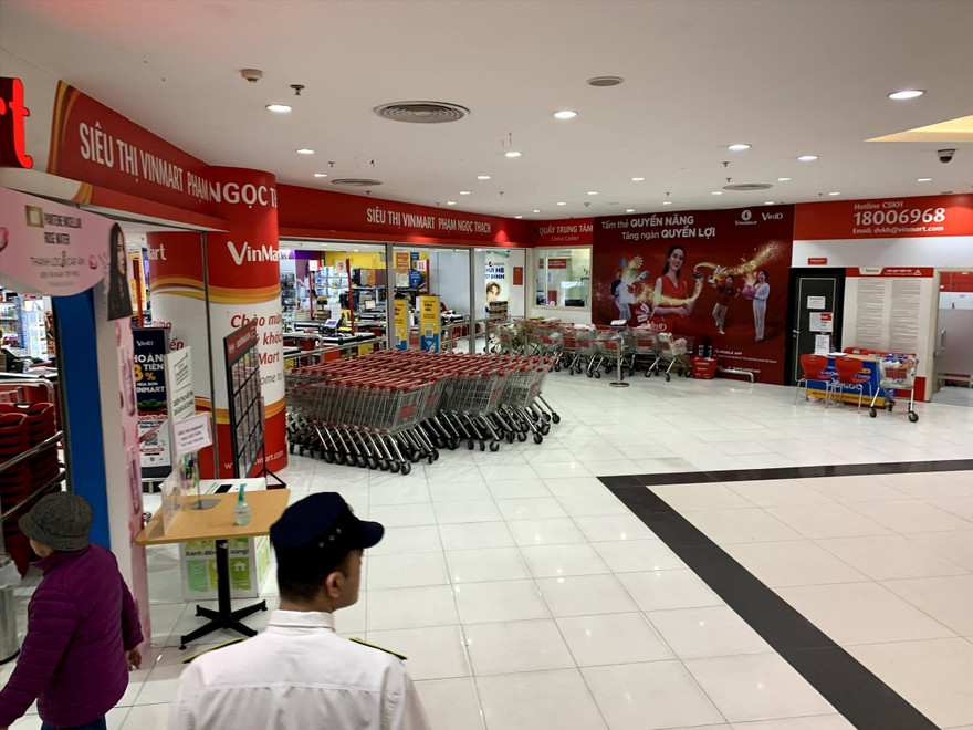 Siêu thị, trung tâm thương mại vắng khách cho thấy sức mua của dân yếuẢnh: Như Ý 