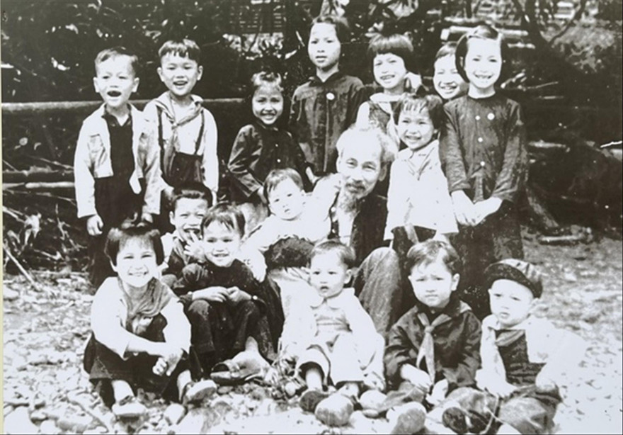 Hồ Chủ tịch với thiếu nhi ở chiến khu Việt Bắc