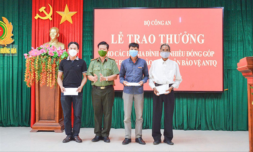 Lãnh đạo Công an tỉnh Quảng Trị thừa ủy quyền của Bộ trưởng Bộ Công an tuyên dương, trao thưởng cho các hộ gia đình hiến đất để xây dựng trụ sở làm việc, nơi ở cho cán bộ, chiến sĩ Công an xã ở huyện Hướng Hóa 