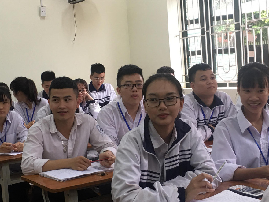 Nhiều chuyên gia nhận định, chương trình đào tạo 9+5 đối với học sinh tốt nghiệp THCS là khó khả thi (ảnh chụp trước ngày 27/4). Ảnh: Diệp An 