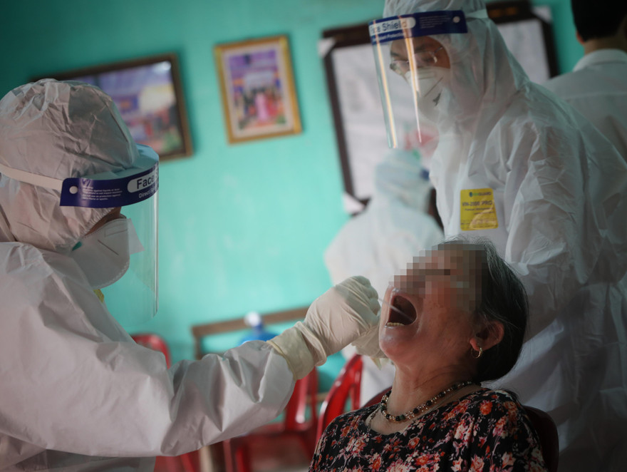 Lấy mẫu xét nghiệm cho người dân Bắc Giang ảnh: Danh Lam