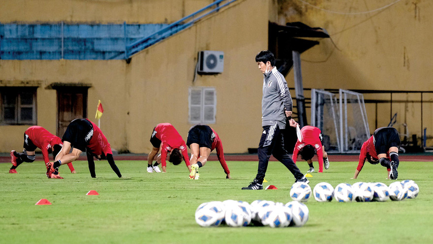 Các cầu thủ Nhật Bản có buổi tập nhẹ trên sân Hàng Đẫy trước trận gặp chủ nhà Việt Nam. Do chuyến bay đưa các cầu thủ Nhật Bản thi đấu tại châu Âu bị trễ nửa ngày, chỉ có 17 tuyển thủ Nhật tham dự được buổi tập này. Ảnh: Mạnh Thắng