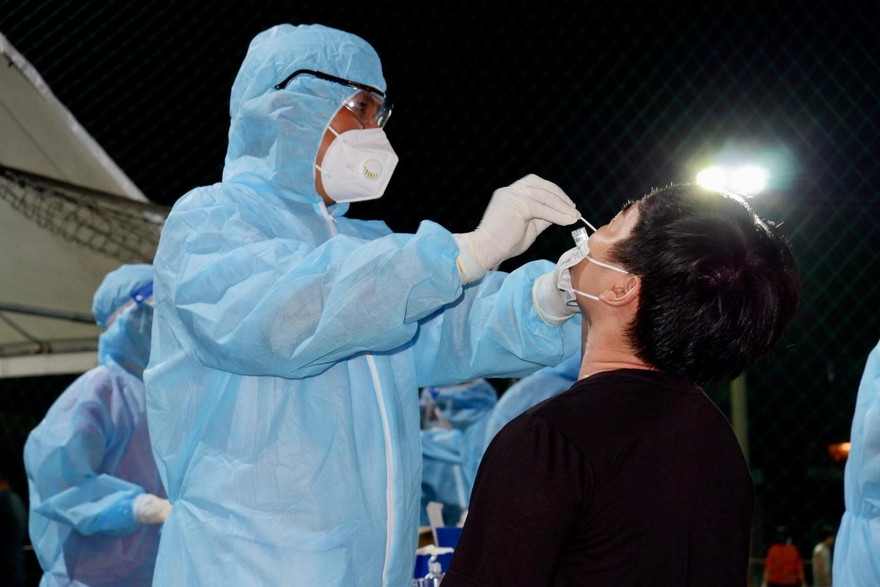 Lấy mẫu xét nghiệm cho người dân