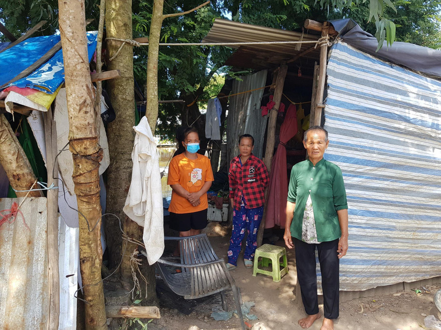 Bà Hạnh (bìa phải) mẹ ruột của Khởi kể về đứa con Ảnh: Nhật Huy