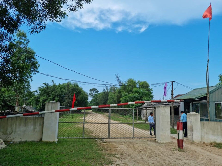 Cổng mỏ sắt Thạch Khê cửa đóng then cài đã 10 năm nay. Ảnh: Quang Long