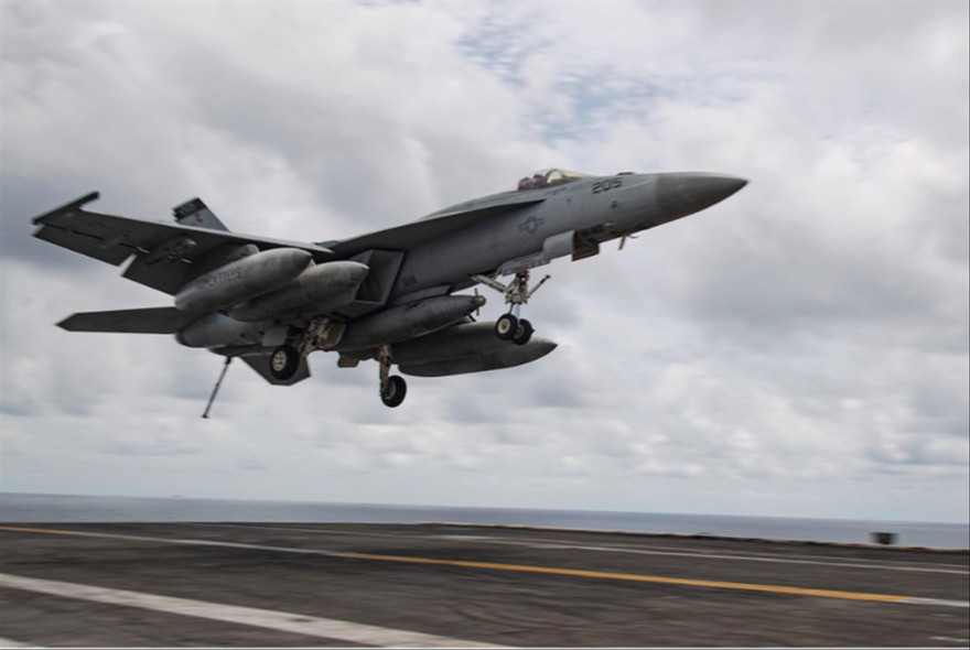 Một chiếc F/A-18E Super Hornet cất cánh từ tàu sây bay USS Theodore Roosevelt ngày 5/4Ảnh: US Navy