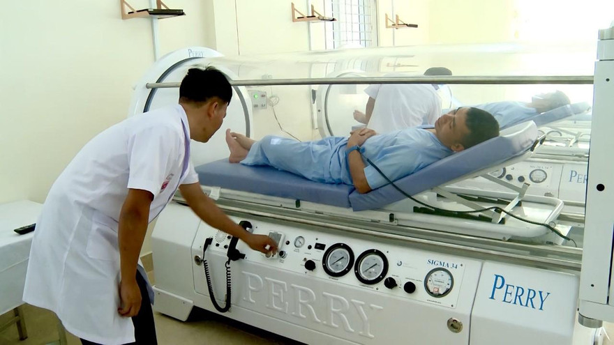 Hồi phục sức khỏe cho thủy thủ tàu ngầm bằng buồng oxy cao áp (100% oxy tươi) 