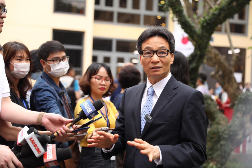 Phó Thủ tướng Vũ Đức Đam trả lời báo chí chiều 1/4