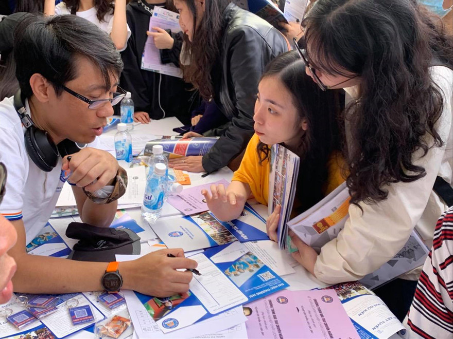 Năm nay điểm chuẩn đại học tiếp tục có kỷ lục 30/30 điểm (Ảnh chụp trước thời gian giãn cách). Ảnh: Diệp An