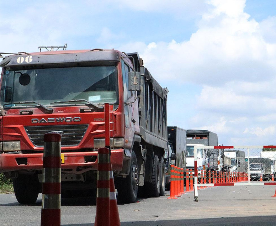 Khu vực cửa ngõ Miền Tây trên tuyến QL1, lưu lượng xe di chuyển vào TPHCM qua chốt kiểm dịch bị ùn ứ kéo dài ảnh: Trọng Nhân - Huy Phong