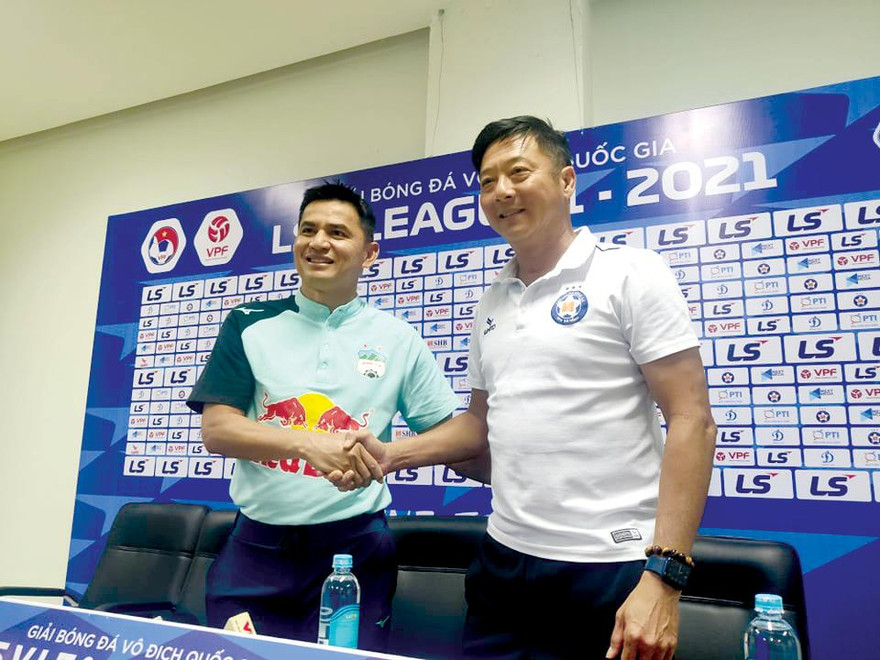 Lê Huỳnh Đức và Kiatisuk, ai sẽ giành chiến thắng trong cuộc đối đầu chiều nay? Ảnh: Hữu Phạm 