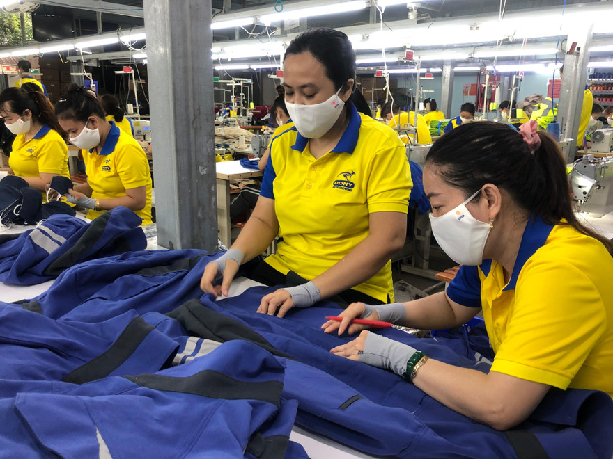 Tại phân xưởng sản xuất của Công ty Dony (TPHCM) Ảnh: Uyên Phương