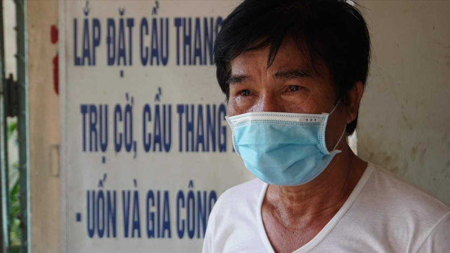 Ông Bùi Quang Long (ba của chị T.) thất thần trước sự mất mát người thân quá lớn. Ảnh: Nguyễn Ngọc