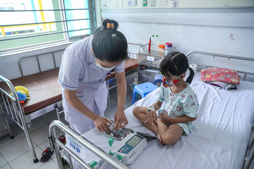 Một số đại biểu nhấn mạnh tình trạng trục lợi quỹ BHYT chưa giải quyết triệt để. Ảnh: Mạnh Thắng