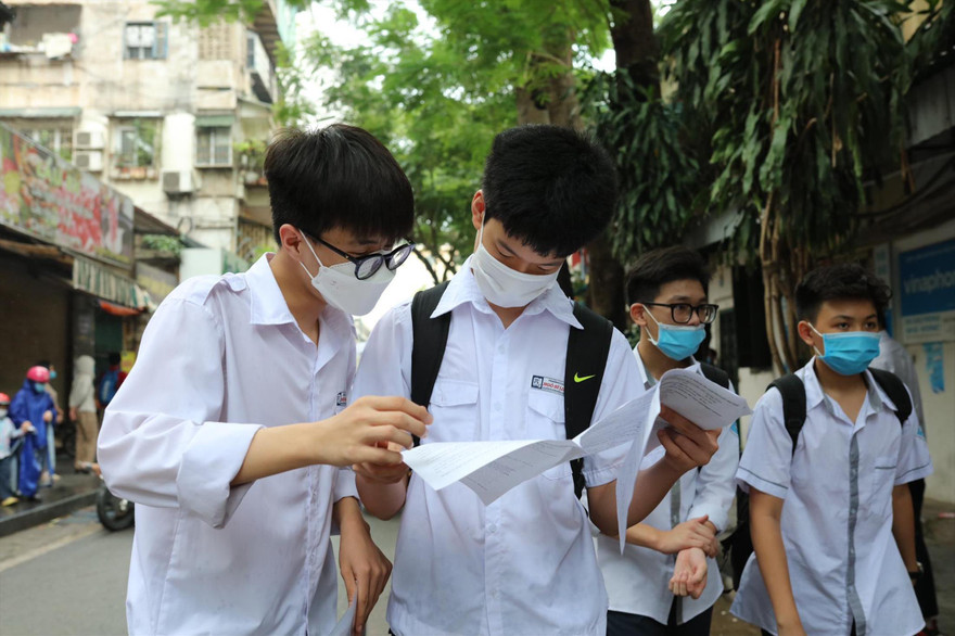 Thí sinh trao đổi đề sau giờ thi (ảnh: Như Ý)