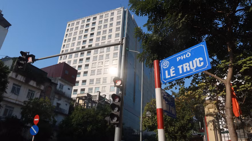 Công trình 8B Lê Trực đang được hoàn thiện và đưa vào sử dụng sau khi “cắt ngọn”