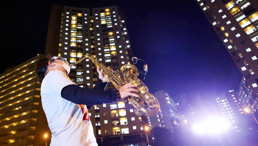 Nghệ sĩ Trần Mạnh Tuấn biểu diễn phục vụ 10.000 bệnh nhân F0 tại bệnh viện dã chiến (Ảnh tư liệu của nghệ sĩ)