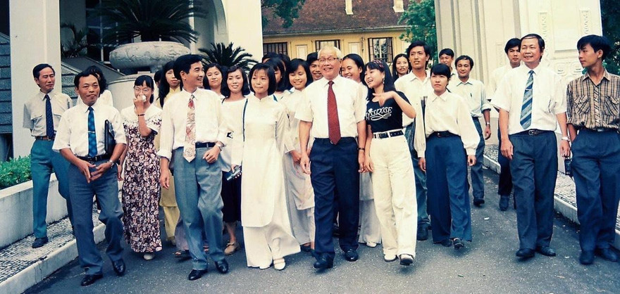 Sinh viên Đại học Kiến trúc, các tác giả Hội bút Hương Đầu Mùa và cán bộ, phóng viên báo SVVN-HHT được Thủ tướng Võ Văn Kiệt gặp mặt năm 1996 (Nhà báo Nguyễn Như Mai ngoài cùng bên trái) ảnh: Tư liệu