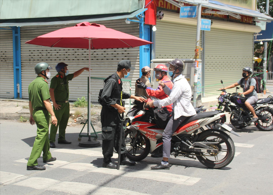 Dân phòng quận Bình Thạnh đang kiểm tra người đi đường tại một chốt kiểm soát 