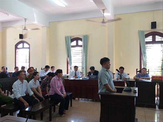 Các bị cáo tại phiên tòa xét xử hành vi lừa đảo của đại gia Tòng “ Thiên Mã” Ảnh: Kim Hà 