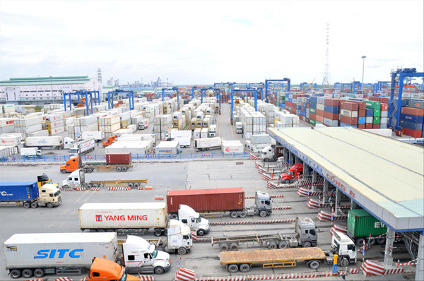 Cảng Cát Lái vẫn ùn tắc nghiêm trọng vì hàng nghìn container phế liệu tồn đọng chưa được giải quyết dứt điểm. Ảnh: Tuấn Nguyễn 