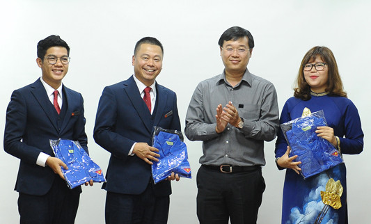 Bí thư thứ nhất T.Ư Đoàn Lê Quốc Phong tặng áo thanh niên cho các đại biểu tham dự chương trình. Ảnh: X.T