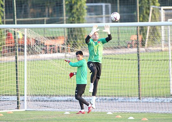 Các thủ môn ĐTVN tập luyện trước trận gặp Malaysia. Ảnh: VSI 