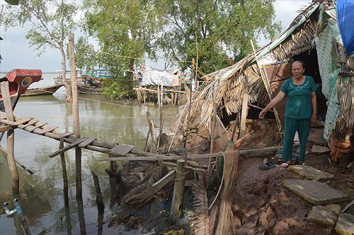 Dòng sông khoét sâu vào nền nhà bà Phạm Thị Bay Ảnh: X.L 