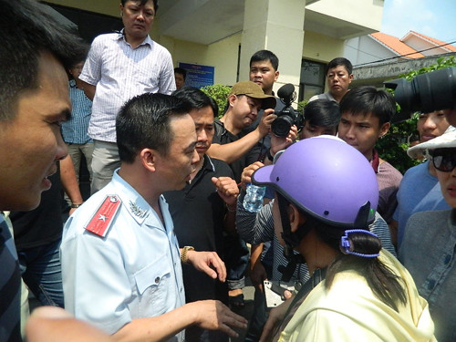 Người dân Thủ Thiêm trong một buổi đối thoại với cơ quan chức năng. Ảnh: Huy Thịnh