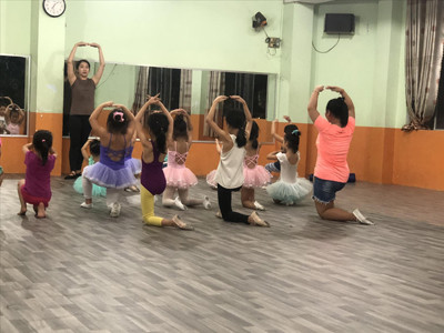 Các môn năng khiếu như múa, nhảy… luôn thu hút đông các em