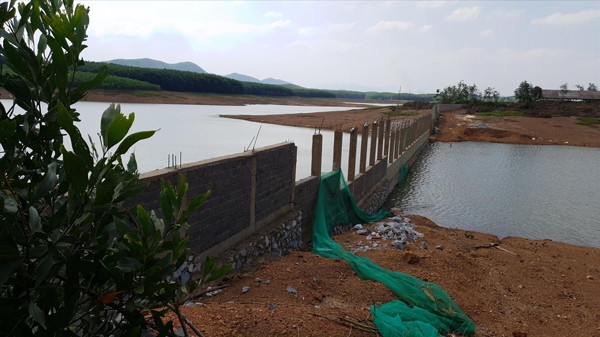 Bức tường bê tông ngăn một nhánh của lòng hồ An Mã 