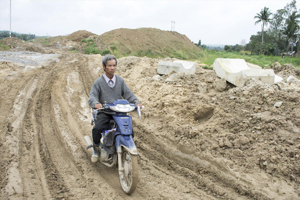 Ông Lực thời điểm đi “giám sát” thi công cao tốc đoạn qua Bình Sơn (Quảng Ngãi)  ảnh: Lê Văn Chương