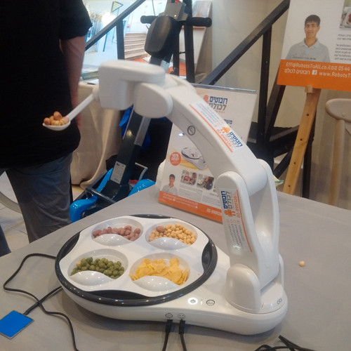 Thiết bị xúc thức ăn cho người cụt tay. Ảnh: Việt Hùng 