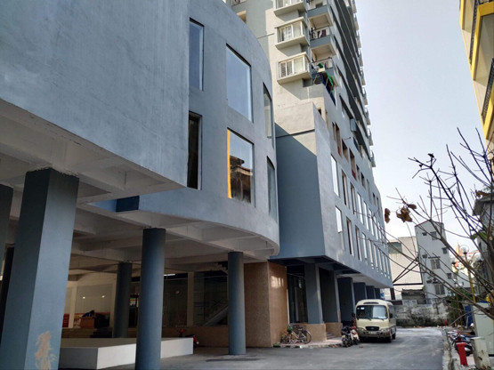 Người dân khu chung cư 52 Lĩnh Nam sống trong cảnh dự án chưa hoàn thiện. Ảnh:PV 