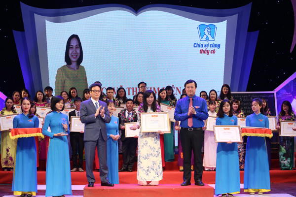 Phó Thủ tướng Chính phủ Vũ Đức Đam và Bí Thư thứ nhất T.Ư Đoàn Lê Quốc Phong tặng bằng khen và phần thưởng cho các thầy cô giáo ảnh: bảo anh