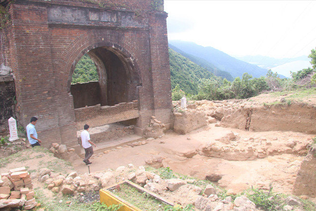 Nền móng công trình cổng Thiên hạ đệ nhất hùng quan và dấu vết con đường thiên lý được phát lộ sau khảo cổ. Ảnh: Nguyễn Thành
