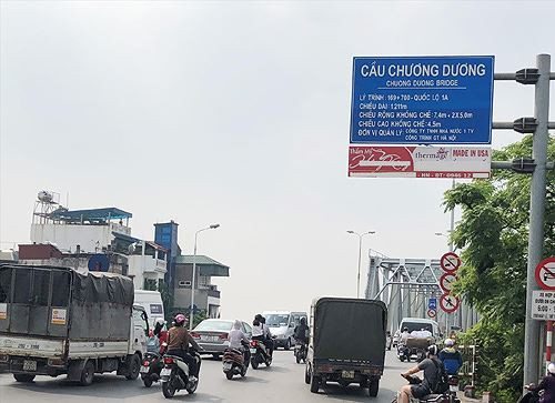 Ngoài đông phương tiện, hiện cầu Chương Dương còn có rất nhiều xe tải chở hàng dưới 3 tấn lưu thông cả ngày Ảnh: T.Đảng 