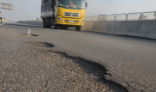 Những điểm hư hỏng trên cao tốc Đà Nẵng - Quảng Ngãi  ảnh H. Văn 