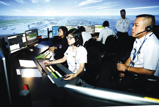 Hằng năm kiểm soát viên dù giỏi hay yếu đều được huấn luyện thêm trên 40 đến 80 giờ và bắt buộc phải có hồ sơ đào tạo nâng cao thì mới được cấp giấy phép hành nghề 