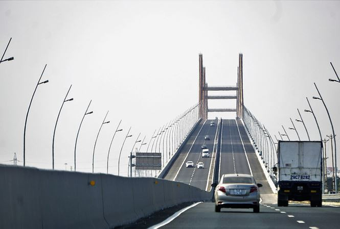  Cầu Bạch Đằng mới đưa vào khai thác đã lún võng mặt - Ảnh: Giađình.net