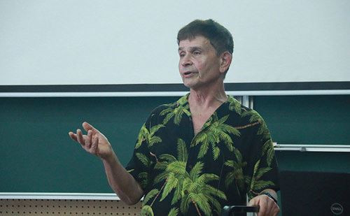 GS Neal Koblitz tại buổi nói chuyện. Ảnh: Thanh Hùng 