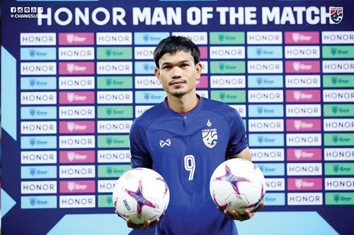 Tiền đạo Adisak Kraisorn 