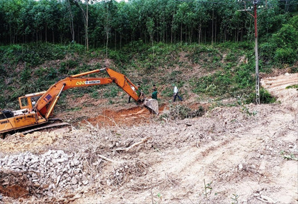 Xe múc, xe đào đang “tác nghiệp” không phép dưới đường dây thông tin tín hiệu của ngành đường sắt.