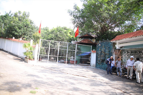 Bên ngoài khu biệt phủ trái phép trên rừng Hải Vân lực lượng chức năng quận Liên Chiểu (Đà Nẵng) không thể vào kiểm tra 