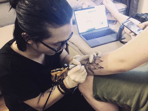 Hiếu đang xăm cho khách 