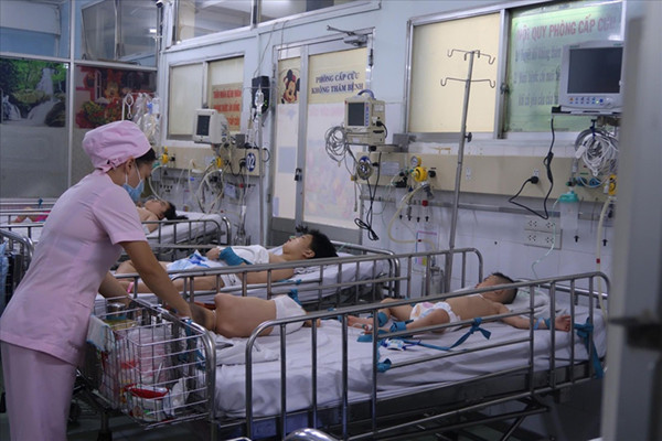 Các bệnh nhi tay chân miệng đang được theo dõi tại BV Nhi đồng 1 TPHCM 