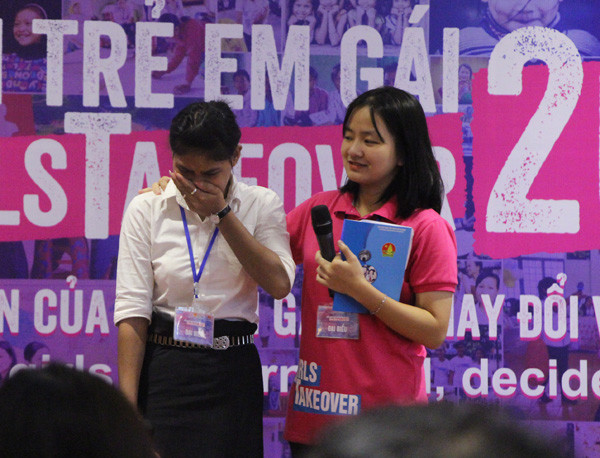 Em Hồ Thị Thủy khóc khi nói về nạn tảo hôn ở quê mình. Ảnh: H.T 