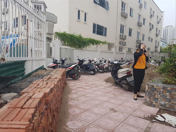 Lối thoát hiểm giữa hai trường bị bịt kín bằng bê tông, gạch, cát Ảnh: Long Vân 